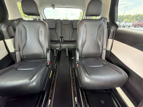 Used 2024 Kia Carnival LX FWD image 14