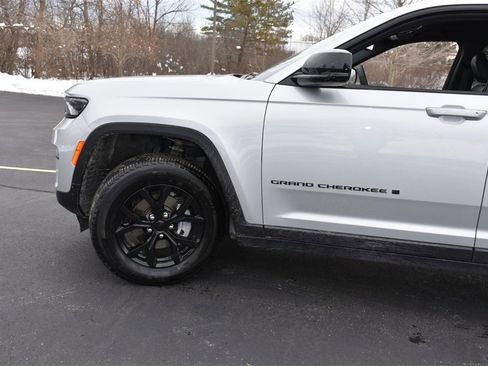 Used 2024 Jeep Grand Cherokee Altitude image 9