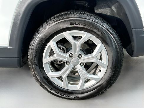 Used 2024 Jeep Compass Latitude image 28