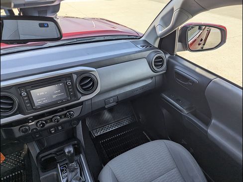 Used 2018 Toyota Tacoma SR5 AWD/4WD image 26