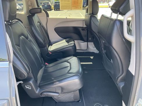Used 2023 Chrysler Pacifica Touring-L FWD image 18