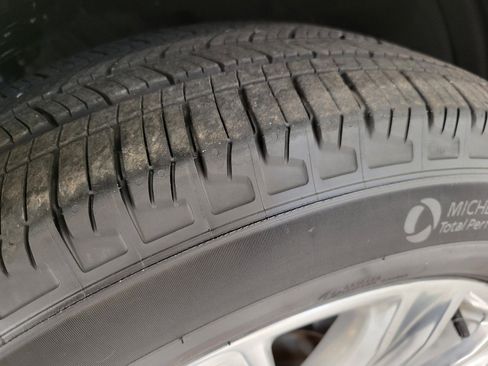 Used 2023 Ford Explorer Limited w/ Equipment Group 301A image 4