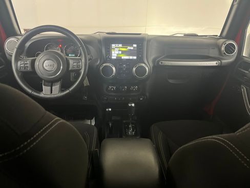 Used 2017 Jeep Wrangler Unlimited Rubicon w/ Connectivity Group image 30