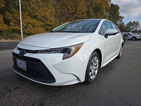 Used 2025 Toyota Corolla LE image 3