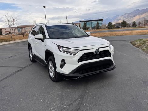 Used 2021 Toyota RAV4 XLE w/ Carpet Mat Package (TMS) image 3