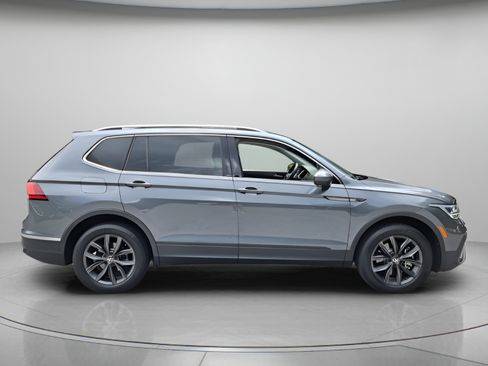 Used 2023 Volkswagen Tiguan SE w/ Panoramic Sunroof Package FWD image 6