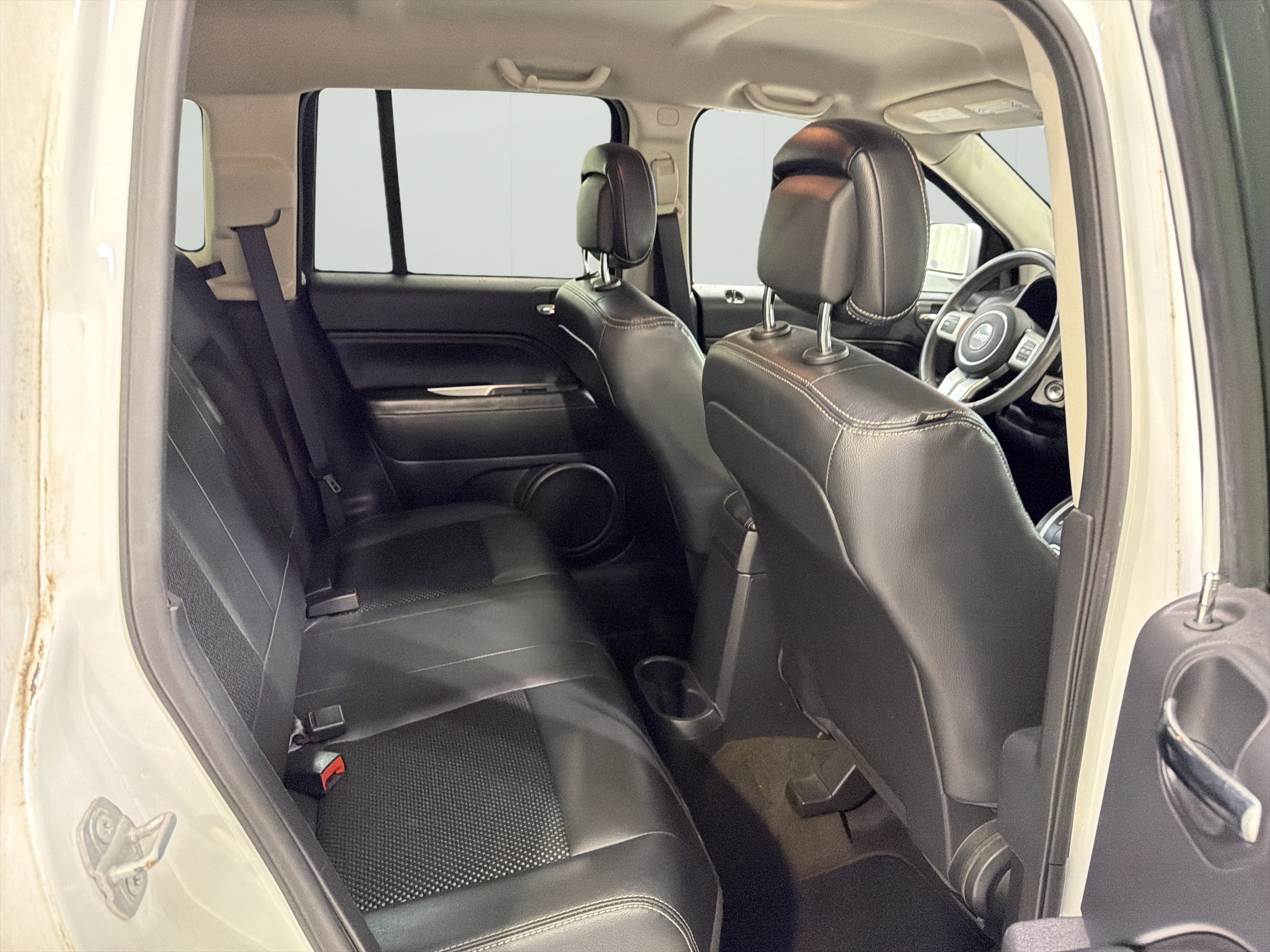 Used 2016 Jeep Compass Latitude FWD image 9