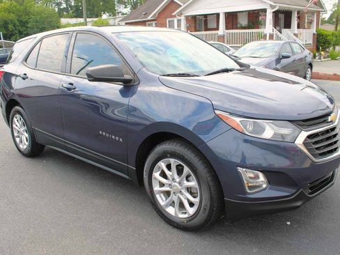 Used 2019 Chevrolet Equinox LS w/ LS Convenience Package FWD image 4