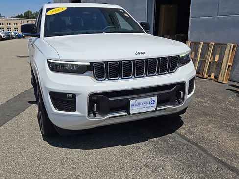 Used 2023 Jeep Grand Cherokee Overland AWD/4WD image 3