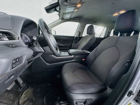 Used 2024 Toyota Highlander LE AWD/4WD image 12