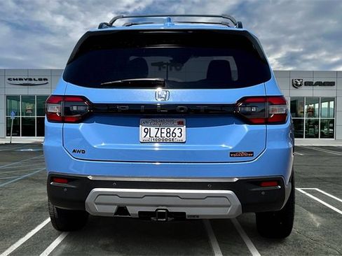 Used 2025 Honda Pilot TrailSport image 3