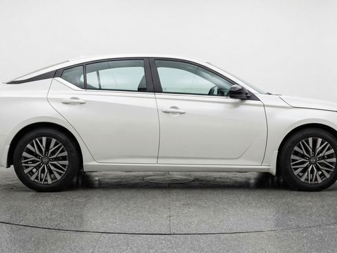 Used 2025 Nissan Altima 2.5 SV image 11