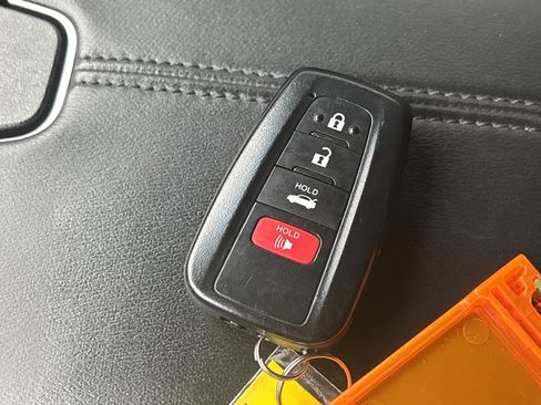 Used 2022 Toyota Avalon XLE image 30