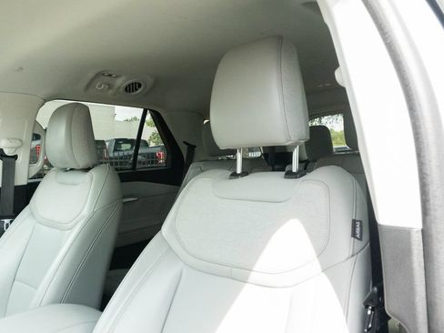 Used 2025 Ford Explorer Active w/ Active Comfort Package RWD image 19