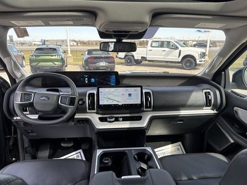 Used 2025 Ford Expedition Active image 28