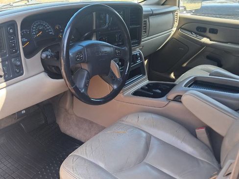 Used 2005 GMC Yukon XL SLT w/ SLT Preferred Equipment Group AWD/4WD image 2