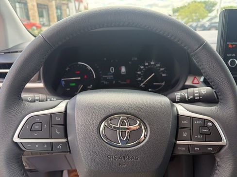 Used 2026 Toyota Sienna XLE FWD image 17