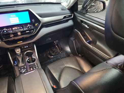Used 2023 Toyota Highlander Limited image 14
