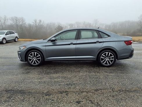 Used 2025 Volkswagen Jetta SE image 31