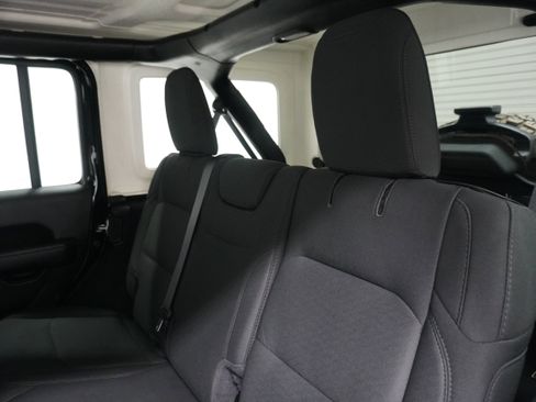 Used 2022 Jeep Wrangler Unlimited Sahara AWD/4WD image 15
