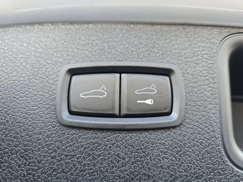 Certified 2025 Porsche Macan image 16