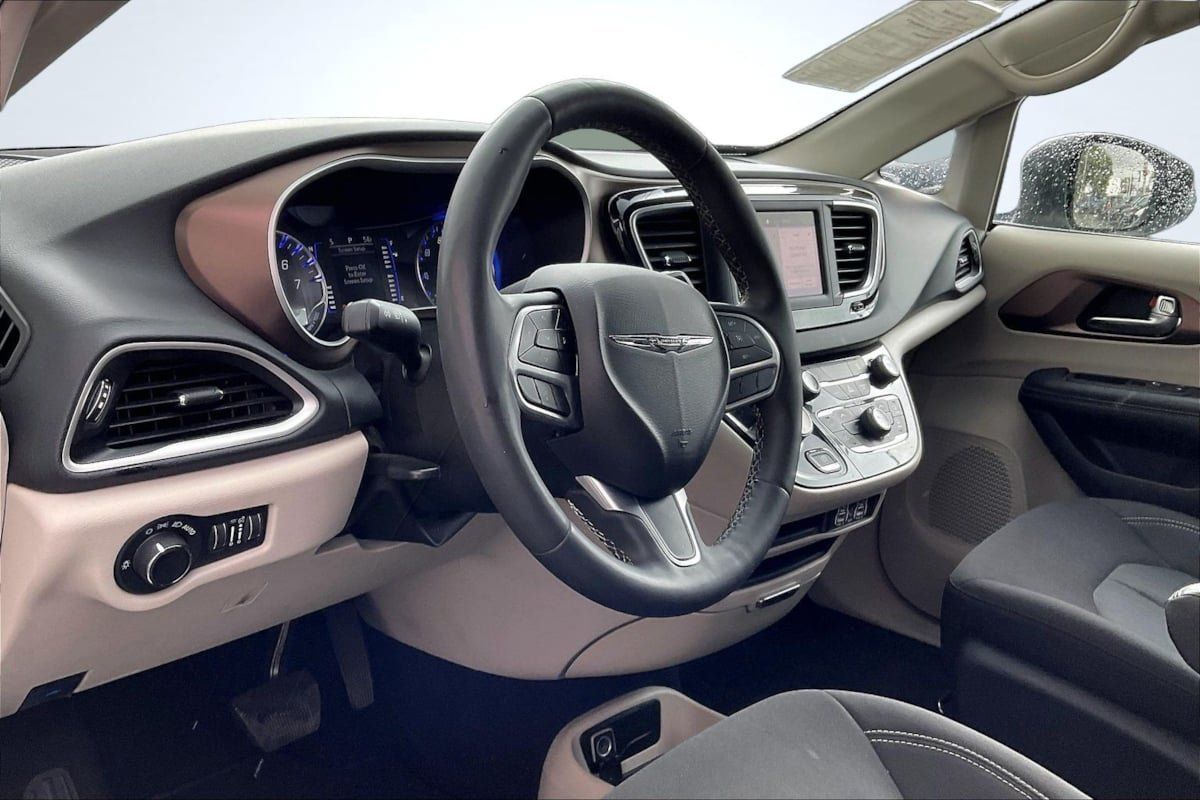 Used 2023 Chrysler Voyager LX FWD image 14