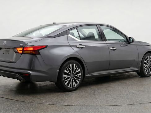 Used 2025 Nissan Altima 2.5 SV FWD image 9