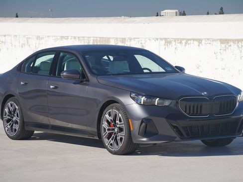 Used 2026 BMW 530i w/ M Sport Package RWD image 3