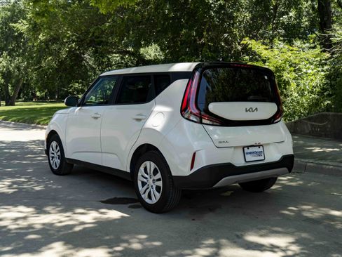 Used 2025 Kia Soul LX FWD image 6