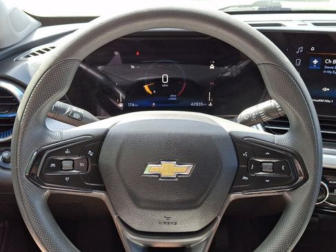 Used 2025 Chevrolet Trax LT FWD image 30