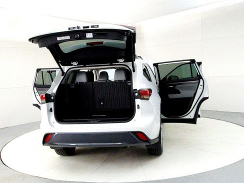Used 2023 Toyota Highlander Limited image 11