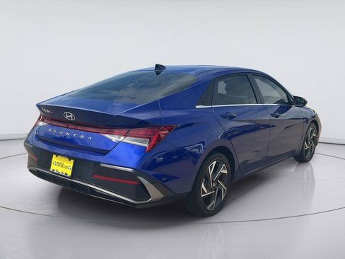 Used 2025 Hyundai Elantra SEL FWD image 4