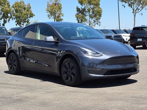 Used 2025 Tesla Model Y Long Range RWD image 3