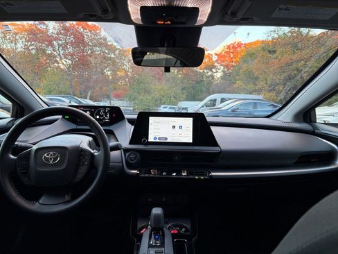 Used 2025 Toyota Prius LE image 31