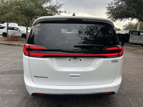 New 2026 Chrysler Pacifica Select image 6