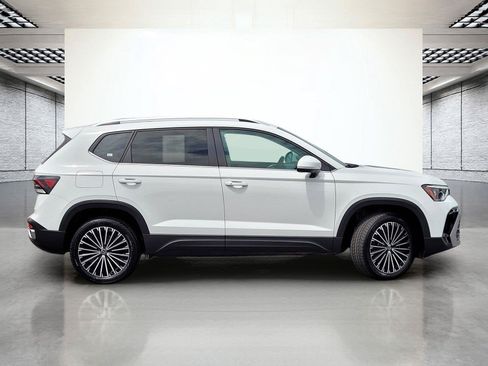 Certified 2025 Volkswagen Taos SE FWD image 6