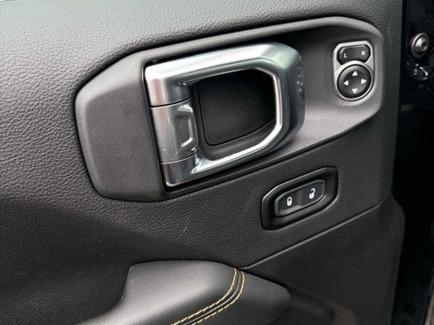 Used 2025 Jeep Wrangler Sahara image 9