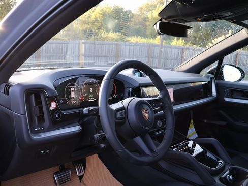 New 2026 Porsche Cayenne S image 4