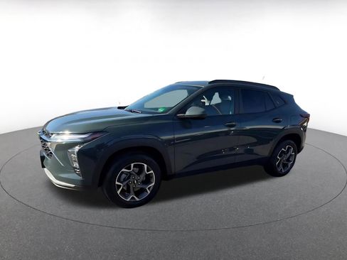 Used 2025 Chevrolet Trax LT w/ LT Convenience Package image 8