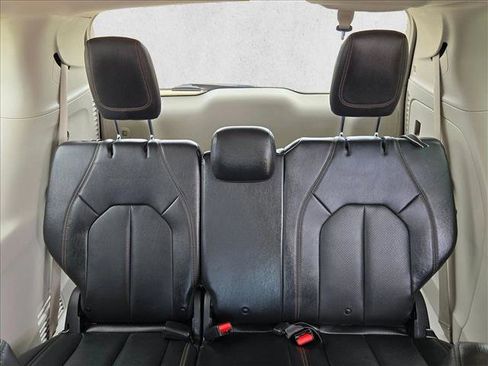 Used 2019 Chrysler Pacifica Touring-L FWD image 19