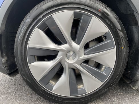 Used 2023 Tesla Model Y Long Range AWD/4WD image 39
