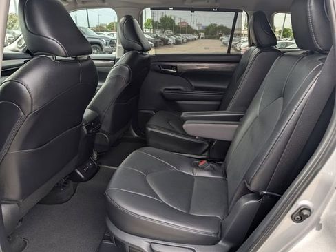 Used 2024 Toyota Highlander Limited FWD image 29