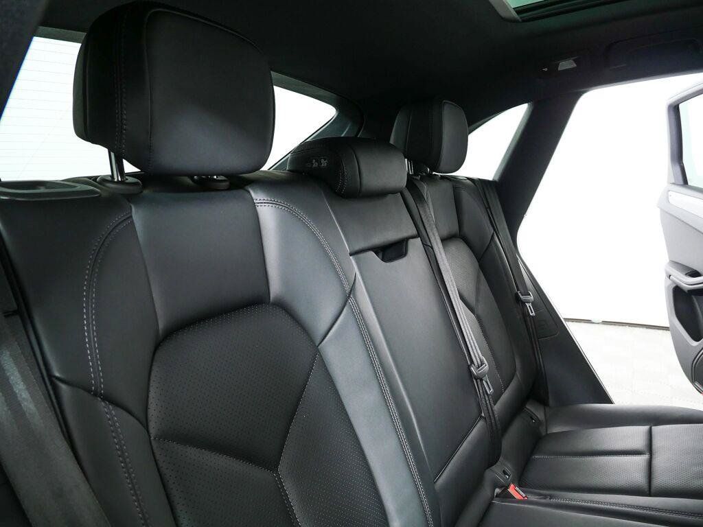 Certified 2026 Porsche Macan AWD/4WD image 23