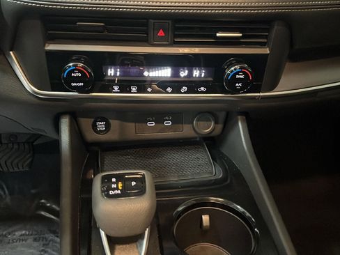 Used 2024 Nissan Rogue SV image 21