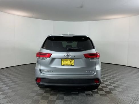 Used 2017 Toyota Highlander XLE AWD/4WD image 6