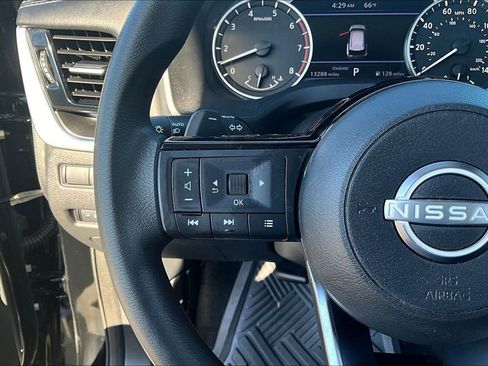 Used 2022 Nissan Rogue SV FWD image 11