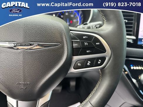 Used 2025 Chrysler Pacifica Select FWD image 23