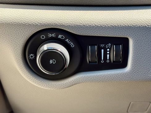 Used 2024 Chrysler Pacifica Touring-L FWD image 28