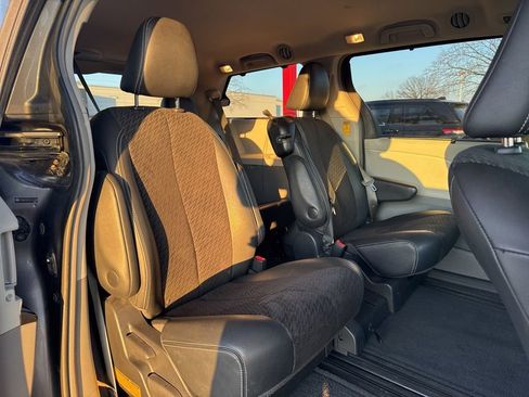 Used 2014 Toyota Sienna SE image 27