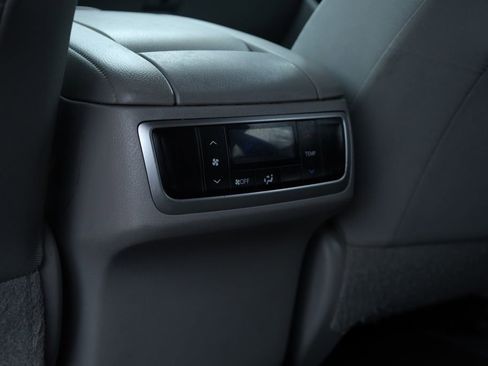 Used 2019 Toyota Highlander LE image 12